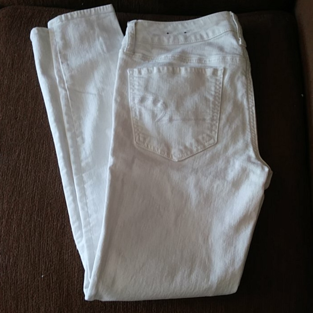 White jeans never worn. Super stretch